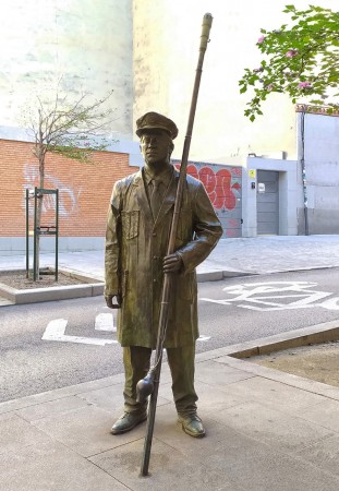 FAROLERO MADRILEÑO (2000). Bronce, tamaño natural